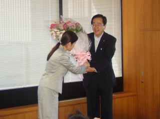 大臣退任の際、環境省職員から花束を受け取る斉藤鉄夫