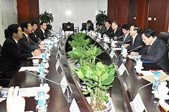 王中連部長（右から2人目）らと会談＝14日　北京・中連部