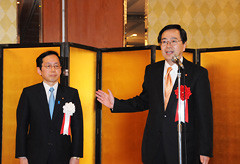 国政報告会であいさつする 斉藤鉄夫 国政報告会であいさつする 斉藤鉄夫