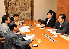 説明を受けるさいとう鉄夫 説明を受けるさいとう鉄夫