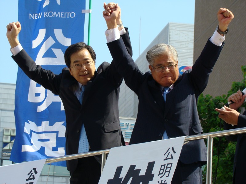 公明党への絶大なる支援を呼び掛ける斉藤鉄夫（左）と桝屋敬悟