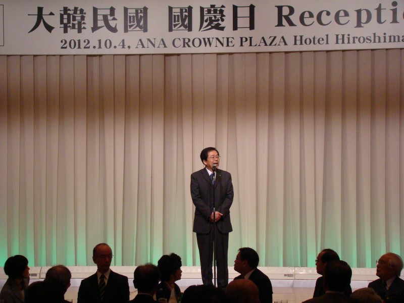 あいさつする斉藤鉄夫