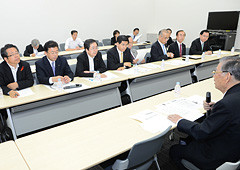 軽減税率について意見交換する 斉藤鉄夫（左から３人目）