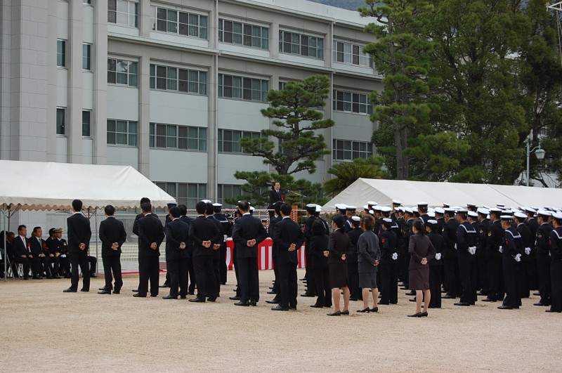 海上自衛隊第1術科学校記念式典であいさつする 斉藤鉄夫
