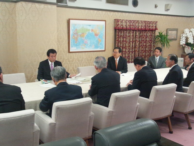 財務大臣（奥側左）に内容について説明する 斉藤鉄夫