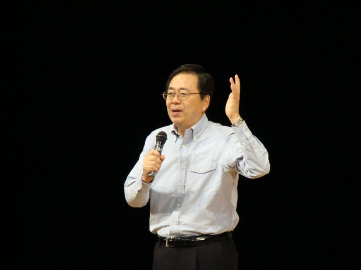 あいさつする 斉藤鉄夫