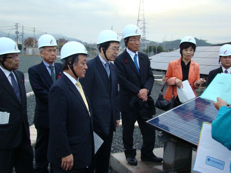 福山太陽光発電所を視察する 斉藤鉄夫（左から４人目）
