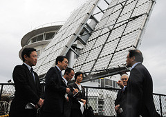 集光型太陽光発電システムを視察する 斉藤鉄夫（左から２人目）