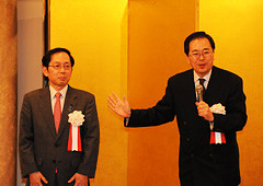 公明党への支援を訴える 斉藤鉄夫(右)