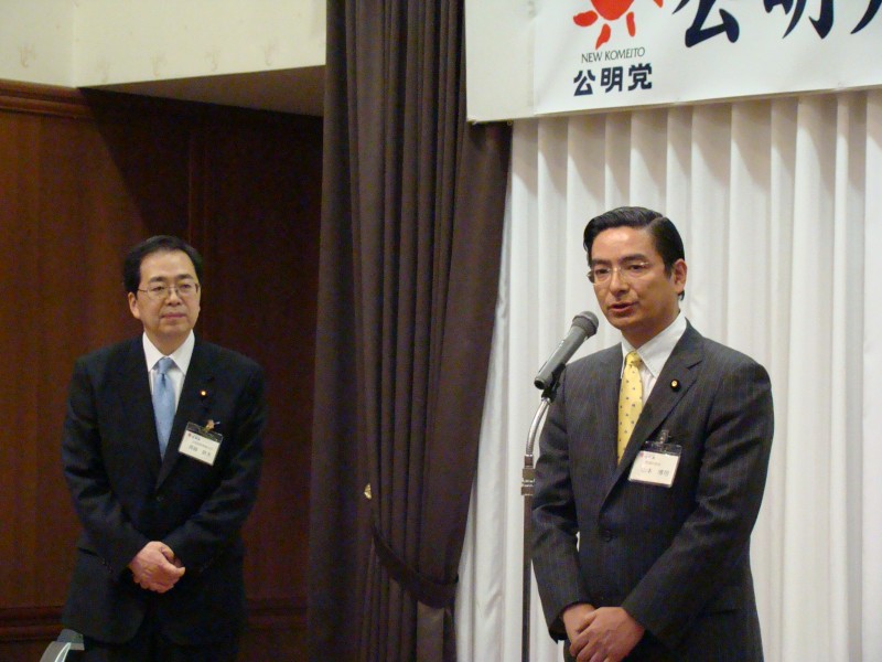 決意の述べる 山本ひろし参院議員（右）と 斉藤鉄夫