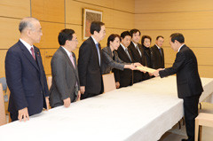 菅官房長官に申し入れする 斉藤鉄夫(左から3人目)ら 菅官房長官に申し入れする 斉藤鉄夫(左から3人目)ら