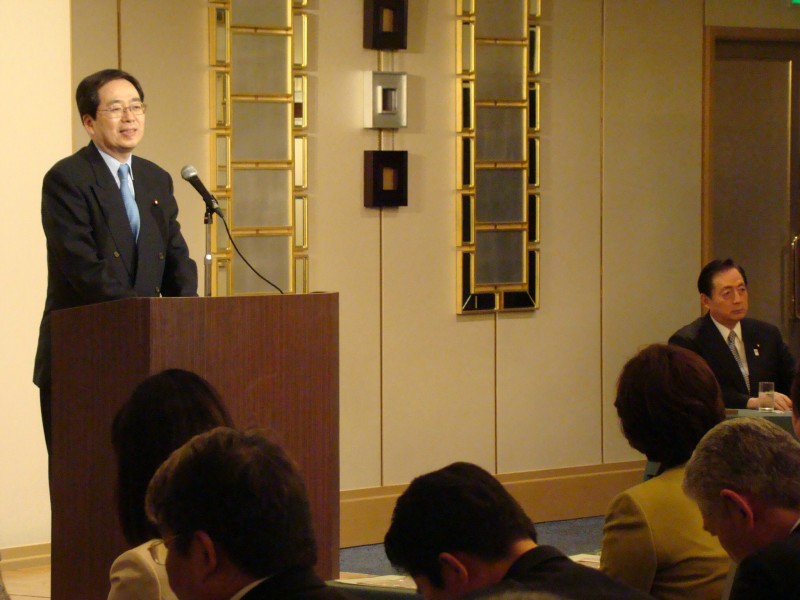 あいさつする 斉藤鉄夫と太田国交相