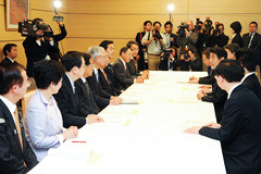 安部首相へ緊急提言する 斉藤鉄夫（左から３人目）ら
