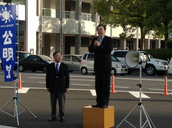 演説する 斉藤鉄夫（右）