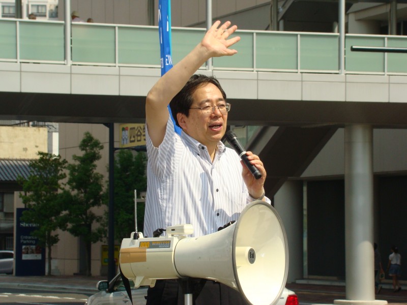 街頭で演説する 斉藤鉄夫