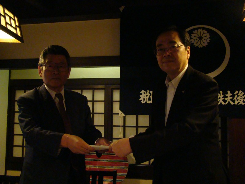 久保会長（左）から要望書を受け取る 斉藤鉄夫（右）