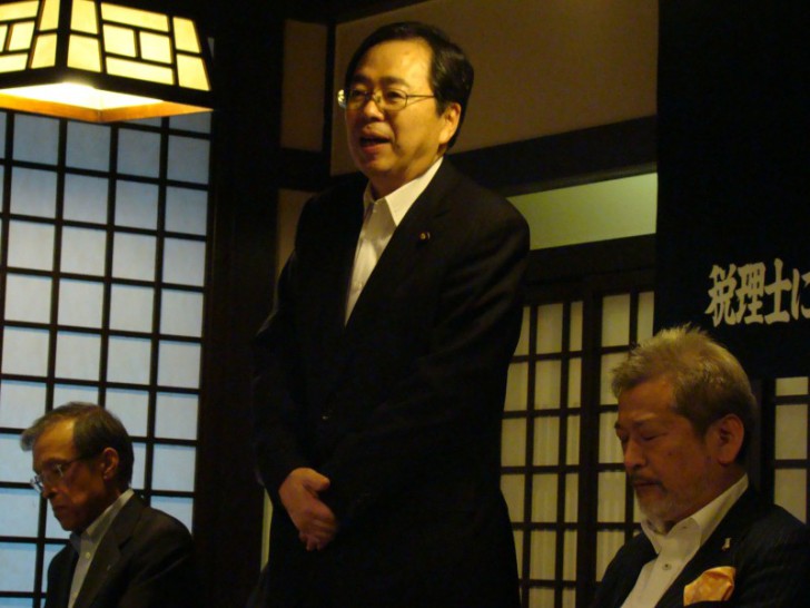 総会であいさつする 斉藤鉄夫