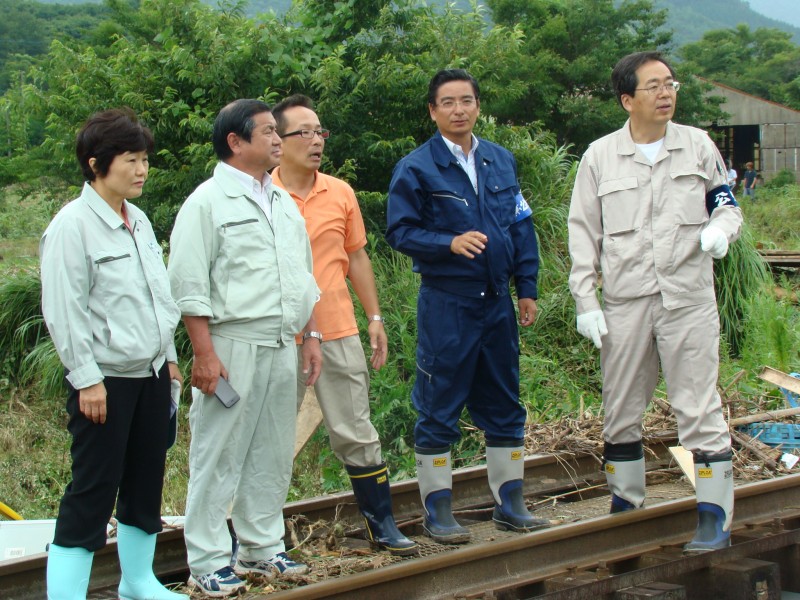 被害現場を視察する 斉藤鉄夫(右端)ら