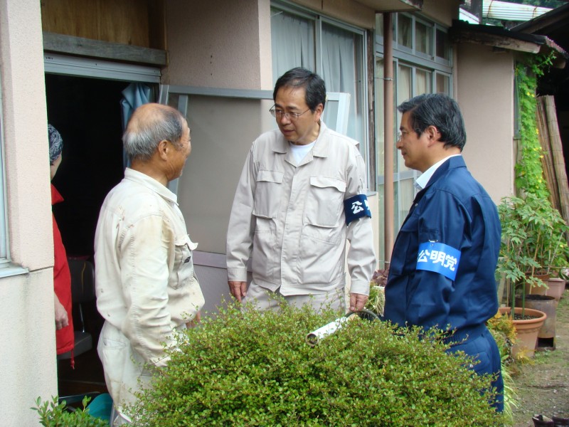 被災者から話を聞く 斉藤鉄夫（右から２人目）