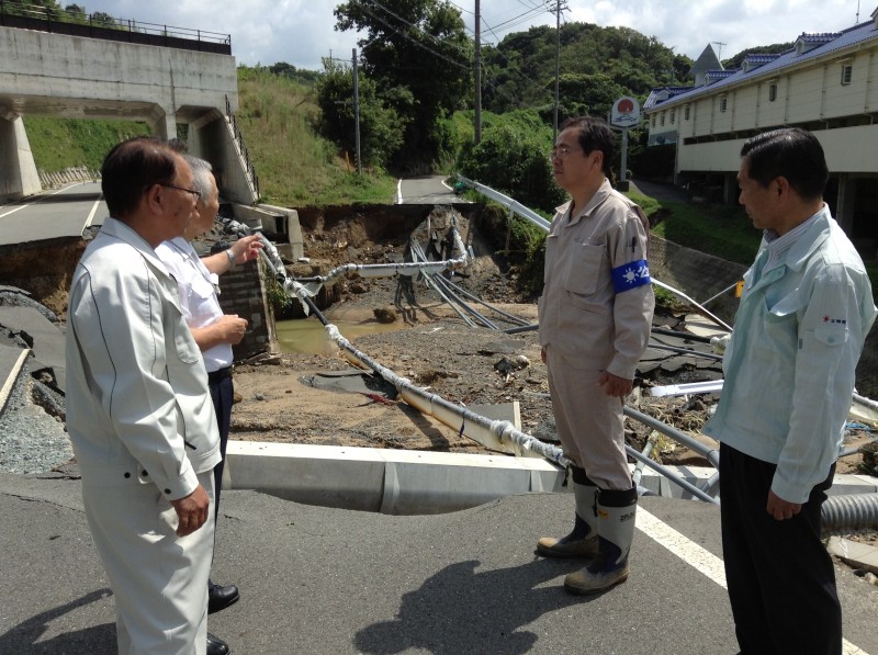 災害現場を視察する 斉藤鉄夫（右から２人目）