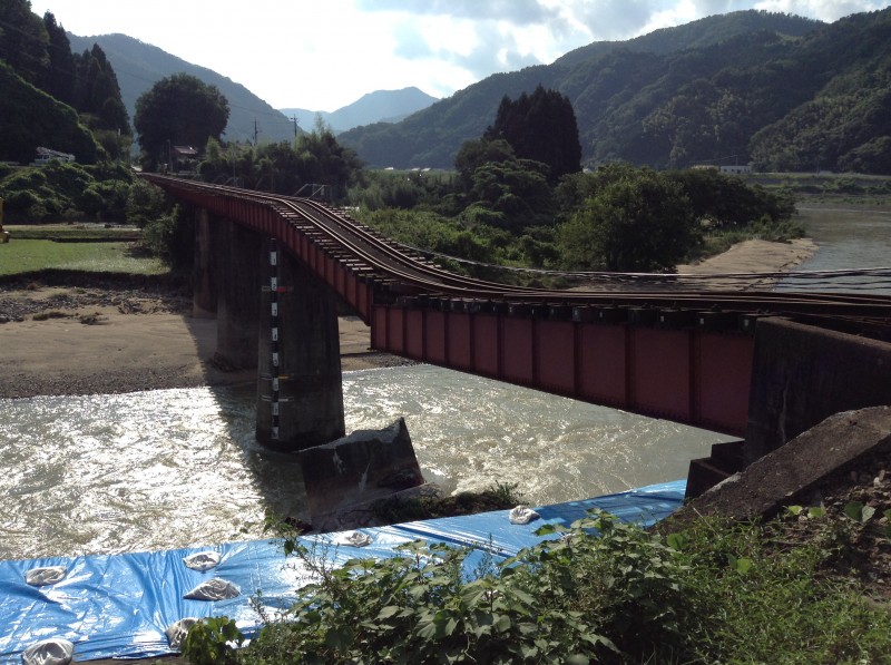 橋脚が流失したＪＲ三江線井原川橋梁