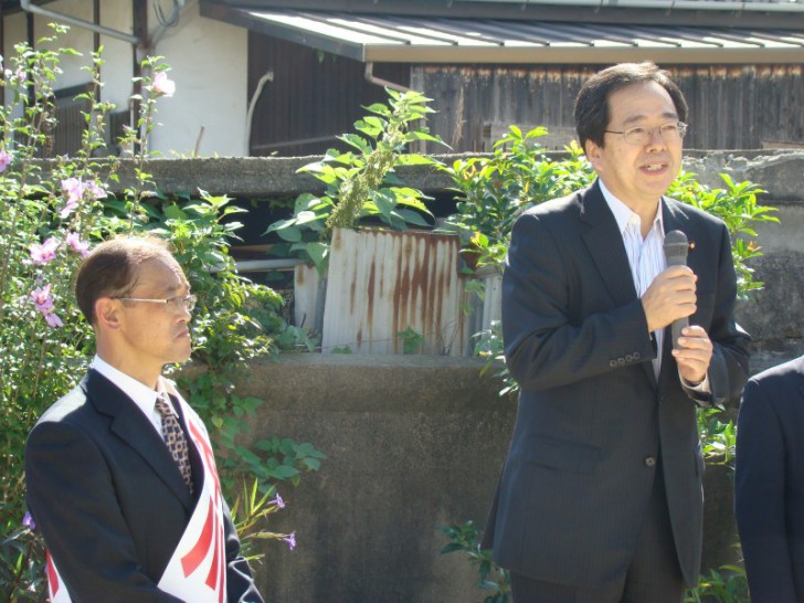 支援を訴える 斉藤鉄夫(右)