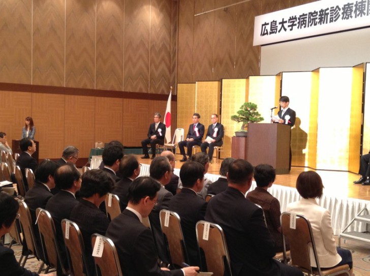 記念式典に参加する 斉藤鉄夫(左から2人目)