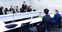 調査委員会であいさつする 斉藤鉄夫(奥側右から2人目)