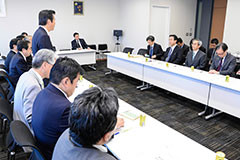 要望を受ける 斉藤鉄夫(山口代表の左隣)