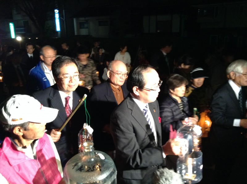 提灯行列に参加した 斉藤鉄夫と松井一實広島市長