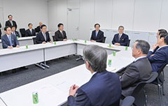 与党調査委員会に臨む さいとう鉄夫(右から4人目)