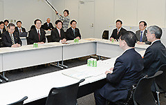 団体より意見を聞く 斉藤鉄夫（左から５人目）