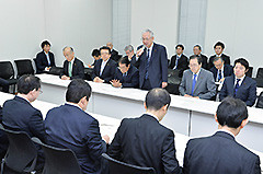 党合同会議に臨む 斉藤鉄夫(奥側、井上幹事長右隣)