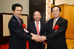 日本技術士会の吉田会長と懇談する 斉藤鉄夫(右端)