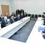 自動車関連団体(左側)から要請を受ける党懇話会