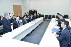 自動車関連団体(左側)から要請を受ける党懇話会