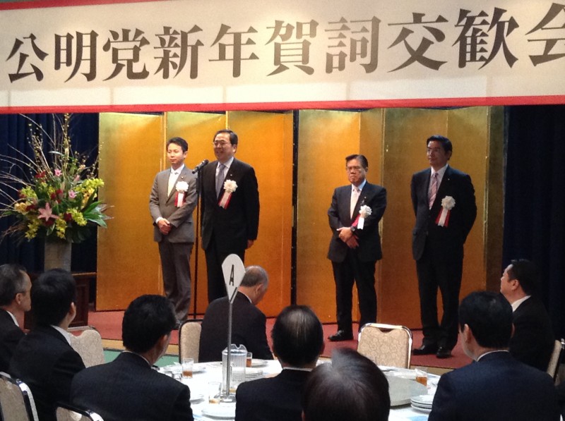 あいさつする 斉藤鉄夫(三次市)