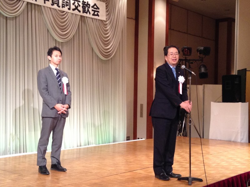あいさつする 斉藤鉄夫と谷合正明参院議員(呉市)