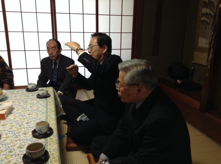 懇談会で国政報告する さいとう鉄夫(中)
