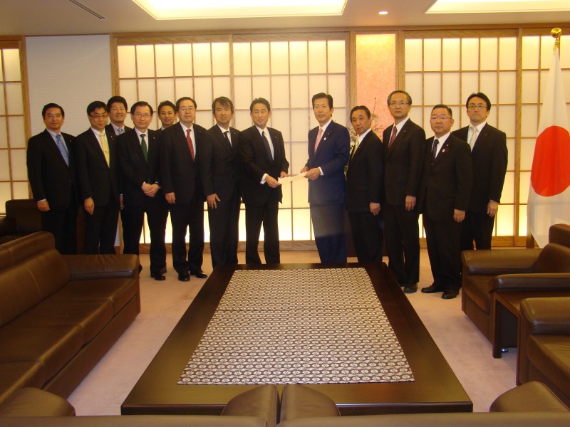 岸田外相への要望に出席した 斉藤鉄夫(左から6人目)