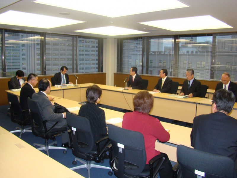 外務省軍縮課長と意見交換する 斉藤鉄夫(奥側右から4人目)
