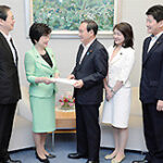 菅官房長官へ申し入れする 斉藤鉄夫(左端)ら