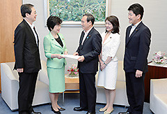 菅官房長官へ申し入れする 斉藤鉄夫(左端)ら
