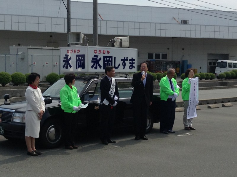 第一声で支援を訴える 斉藤鉄夫(右から3人目)