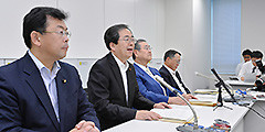 軽減税率の論点整理を発表する 斉藤鉄夫（左から２人目）