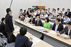 総会であいさつする 斉藤鉄夫（左から２人目）