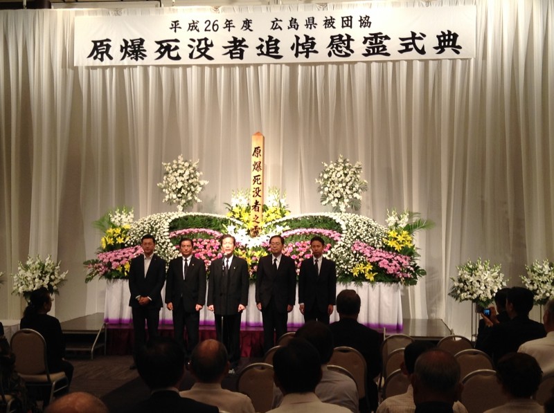 追悼式であいさつする 山口代表(中)
