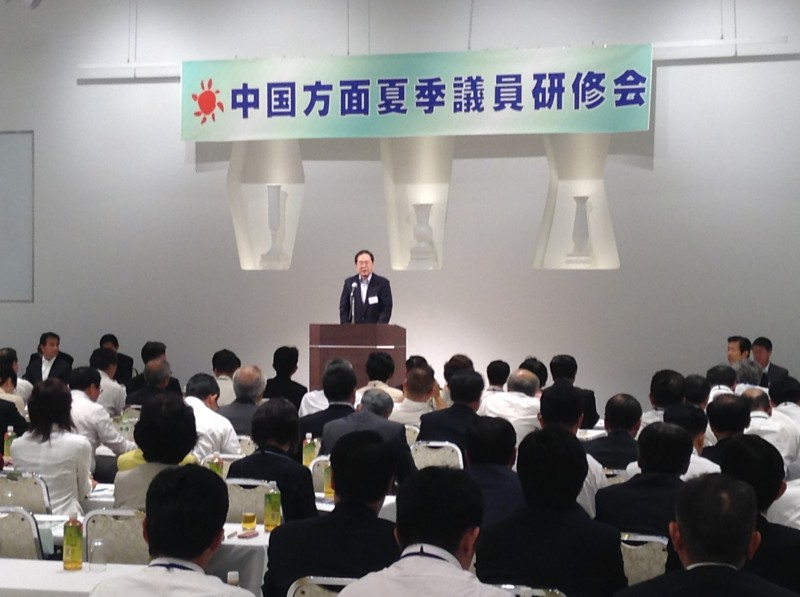 研修会であいさつする 斉藤鉄夫