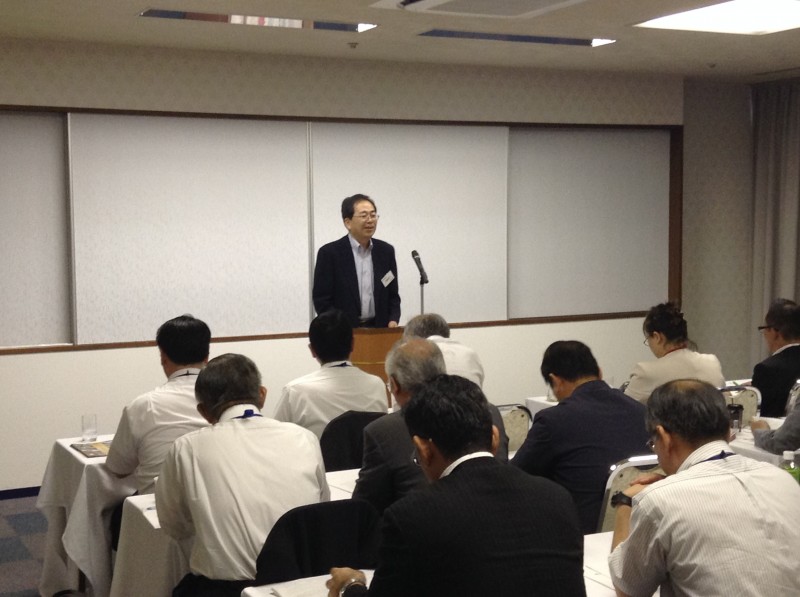研修会「社会保障と税の一体改革」で講義する 斉藤鉄夫