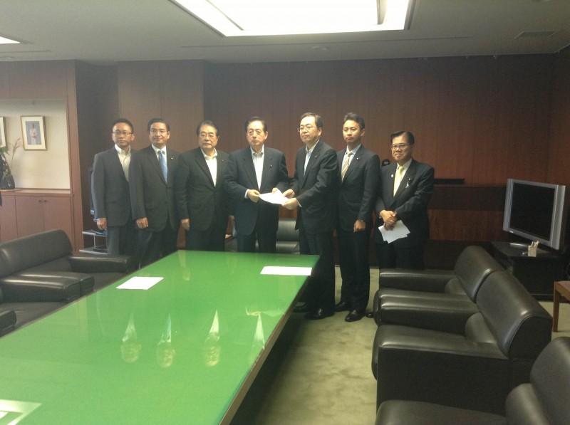太田国交大臣（左から４人目）に提言を渡す 斉藤鉄夫（右から３人目）